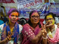 বকেয়া ডিএ মামলায় সুপ্রিম কোর্টের রায়ের পরে উচ্ছ্বাস রাজ্য সরকারি কর্মচারীদের। (ছবি সৌজন্যে, সমীর জানা/হিন্দুস্তান টাইমস)
