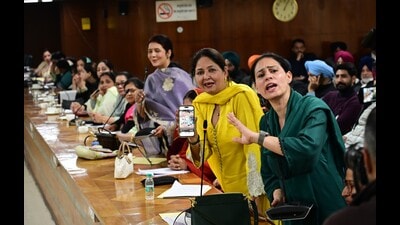 Councillors raising issues of their wards during the general house meeting held on Monday. (HT Photo) Councillors raising issues of their wards during the general house meeting held on Monday. (HT Photo)