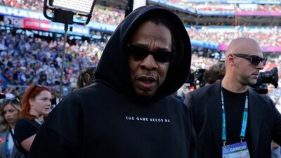 Jay-Z attends the Super Bowl LX with daughter. Photo taken right before the game. (REUTERS/Mike Blake)