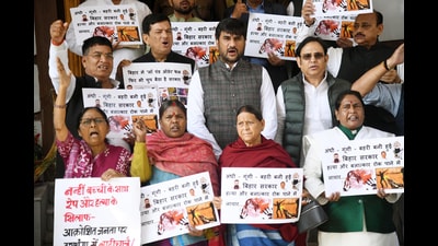 Former Bihar CM Rabri Devi with RJD and CPI-ML MLCs demonstrate during Budget Session outside Bihar Legislative Council in Patna, Monday (SANTOSH KUMAR/HT) Former Bihar CM Rabri Devi with RJD and CPI-ML MLCs demonstrate during Budget Session outside Bihar Legislative Council in Patna, Monday (SANTOSH KUMAR/HT)