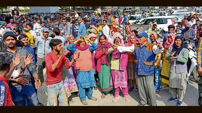 Nagar Nigam Karamchari Union members protest on Ferozepur road in Ludhiana on Monday. (Gurpreet Singh/HT) Nagar Nigam Karamchari Union members protest on Ferozepur road in Ludhiana on Monday. (Gurpreet Singh/HT)