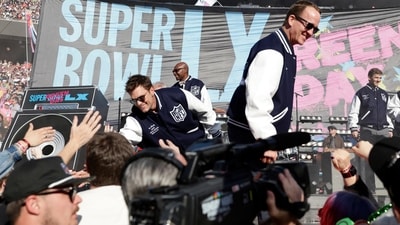 Former NFL quarterbacks Tom Brady, left, and Peyton Manning greet fans during pregame festivities for Super Bowl 60. ((Scott Strazzante/San Francisco Chronicle via AP) Former NFL quarterbacks Tom Brady, left, and Peyton Manning greet fans during pregame festivities for Super Bowl 60. ((Scott Strazzante/San Francisco Chronicle via AP)