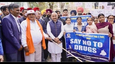 The ‘padyatra’, held from Sri Guru Harkrishan Public School to the Police Lines in Tarn Taran, drew participation from scores of students. (HT Photo) The ‘padyatra’, held from Sri Guru Harkrishan Public School to the Police Lines in Tarn Taran, drew participation from scores of students. (HT Photo)