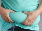 Midlife belly fat predicts Alzheimer's markers 20 years before symptoms appear, states Dan Go. 