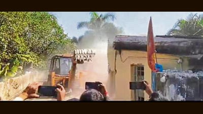 Illegal farmhouse of jailed murder accused Vinod Kumar, alias Vinod Khopdi being demolished in Bokaro on Tuesday (HT PHOTO) Illegal farmhouse of jailed murder accused Vinod Kumar, alias Vinod Khopdi being demolished in Bokaro on Tuesday (HT PHOTO)