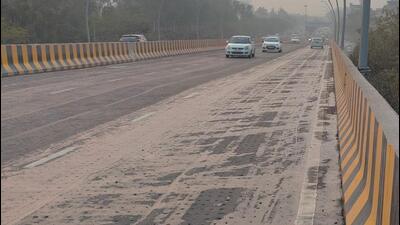 The stretch was damaged during construction of the Bhangel elevated road by the UPSBCL that has now completed and opened for public use, said officials. (HT Photo) The stretch was damaged during construction of the Bhangel elevated road by the UPSBCL that has now completed and opened for public use, said officials. (HT Photo)