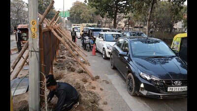 With no prior information, motorists are caught off-guard on these routes. (Keshav Singh/HT) With no prior information, motorists are caught off-guard on these routes. (Keshav Singh/HT)
