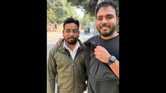 The founder posing with the Bengaluru cab driver who returned his bag. (Instagram/@glenling)