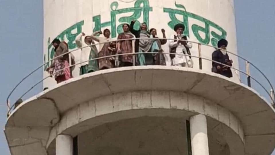 Members of the Latifpura Rehabilitation Committee atop a water tank in nearby Buta Mandi in Jalandhar to protest the demolition drive on Tuesday. (HT Photo) Members of the Latifpura Rehabilitation Committee atop a water tank in nearby Buta Mandi in Jalandhar to protest the demolition drive on Tuesday. (HT Photo)