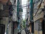 Overhead lines along 26 roads in Chandni Chowk will be shifted underground at around <span class='webrupee'>₹</span>159.47 crore. (Hindustan Times)