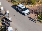 TUCSON, ARIZONA - FEBRUARY 10: In an aerial view, law enforcement and news broadcasters are stationed outside of Nancy Guthrie's residence on February 10, 2026 in Tucson, Arizona. (Photo by Brandon Bell / GETTY IMAGES NORTH AMERICA / Getty Images via AFP) TUCSON, ARIZONA - FEBRUARY 10: In an aerial view, law enforcement and news broadcasters are stationed outside of Nancy Guthrie's residence on February 10, 2026 in Tucson, Arizona. (Photo by Brandon Bell / GETTY IMAGES NORTH AMERICA / Getty Images via AFP)