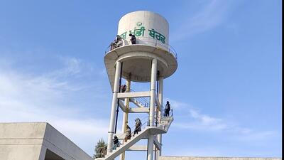 Protesters descending from the from the water tank after assurances on rehabilitation in Jalandhar on Wednesday. (HT Photo)