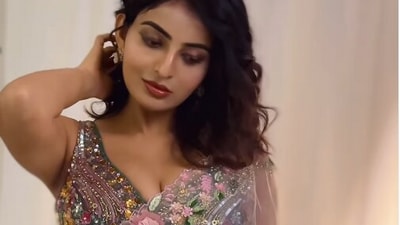<p>ట్రాన్స్ పరెంట్ సారీలో ఇలా హాట్ షో చేసింది అనన్య నాగళ్ల. తన ఇన్ స్టాలో ఈ అమ్మడి పోజులు తెగ వైరల్ గా మారాయి. </p> (instagram-Ananya nagalla)