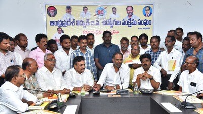 విద్యుత్ శాఖ ఉద్యోగులతో మంత్రి గొట్టిపాటి విద్యుత్ శాఖ ఉద్యోగులతో మంత్రి గొట్టిపాటి