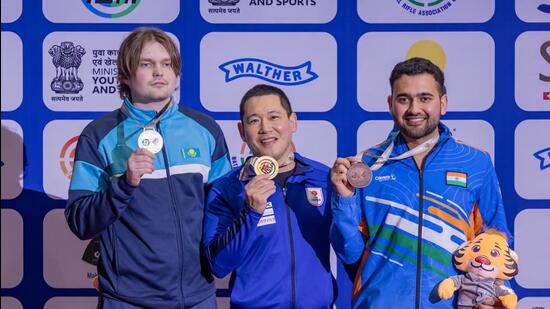 Anish Bhanwala (right) won bronze in 25m rapid fire pistol at the Asian Championships. (NRAI)