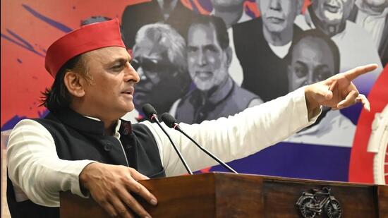 Samajwadi Party president Akhilesh Yadav addressing media persons in Lucknow on Wednesday. (HT)