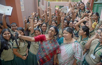 টেট পাশ না করা পুরনো শিক্ষকদেরও চাকরি করতে দেওয়া হোক! কেন্দ্রীয় শিক্ষামন্ত্রী ধর্মেন্দ্র প্রধানকে চিঠি দেওয়া হল। (ছবিটি প্রতীকী, সৌজন্যে এএনআই) টেট পাশ না করা পুরনো শিক্ষকদেরও চাকরি করতে দেওয়া হোক! কেন্দ্রীয় শিক্ষামন্ত্রী ধর্মেন্দ্র প্রধানকে চিঠি দেওয়া হল। (ছবিটি প্রতীকী, সৌজন্যে এএনআই)