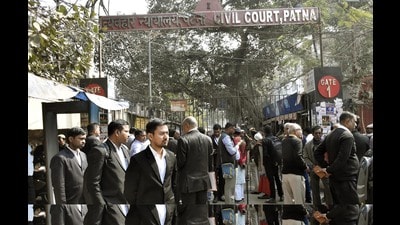Advocates of Patna civil court gather at entrance gate of the court following a bomb threat, Thursday (SANTOSH KUMAR/HT) Advocates of Patna civil court gather at entrance gate of the court following a bomb threat, Thursday (SANTOSH KUMAR/HT)