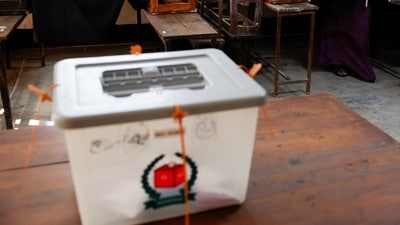 দায়িত্ব ত্যাগ করে জামাত নেতার বাড়িতে খেতে গিয়েছিলেন নির্বাচনী আধিকারিকরা। সেই আধিরাকিরদের আটক করা হয় বাংলাদেশে। (REUTERS)