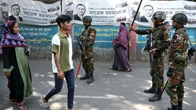 ভোটকেন্দ্রের বাইরে জামাত সমর্থকদের সঙ্গে বিএনপি নেতার হাতাহাতি হয়। (প্রতীকী ছবি) (AFP) ভোটকেন্দ্রের বাইরে জামাত সমর্থকদের সঙ্গে বিএনপি নেতার হাতাহাতি হয়। (প্রতীকী ছবি) (AFP)