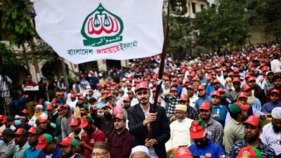 ভোট কেনার জন্যে টাকা বিলিয়ে ধরা পড়লেন জামাত নেতা। (AP) ভোট কেনার জন্যে টাকা বিলিয়ে ধরা পড়লেন জামাত নেতা। (AP)