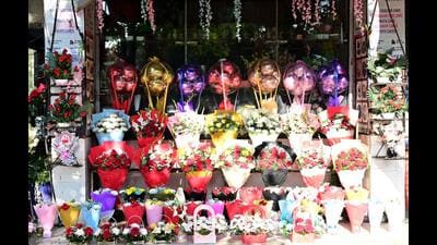 Florists in the city source their roses mainly from Delhi, and sometimes even from Pune and Bengaluru. (HT Photo) Florists in the city source their roses mainly from Delhi, and sometimes even from Pune and Bengaluru. (HT Photo)