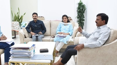 అధికారులతో మంత్రి పొంగులేటి సమీక్ష అధికారులతో మంత్రి పొంగులేటి సమీక్ష
