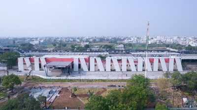 <p>అమృత్ భారత్ స్టేషన్ స్కీమ్ లో భాగంగా ఒక్క కరీంనగర్ రైల్వే స్టేషన్ మాత్రమే కాదు… పలు స్టేషన్లను కూడా అభివృద్ధి చేస్తున్నారు. చాలా చోట్ల 60 శాతానికి పైగా పనులు పూర్తయ్యాయి. ఇప్పటికే కొన్ని అందుబాటులోకి రాగా.. మరికొన్ని త్వరలోనే అందుబాటులోకి వస్తాయి.</p> 