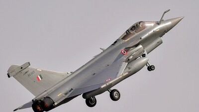 रक्षा मंत्रालय ने गुरुवार, 12 फरवरी, 2026 को फ्रांस से सरकार-से-सरकारी ढांचे के तहत 114 राफेल लड़ाकू जेट खरीदने के लंबे समय से लंबित प्रस्ताव को मंजूरी दे दी, लगभग 13 साल बाद इसी तरह की खरीद लगभग पक्की हो गई थी। (पीटीआई फ़ाइल)
