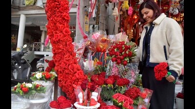 Ludhiana, India - February 13, 2026 : A Woman busy in buying flowers ahead of valentine’s day in Ludhiana on Friday, February 13, 2026. (Manish) Ludhiana, India - February 13, 2026 : A Woman busy in buying flowers ahead of valentine’s day in Ludhiana on Friday, February 13, 2026. (Manish)