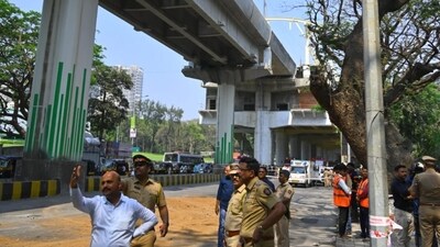 Police personnel inspect the site of accident after a metro tower collapsed in Mumbai's Mulund on Saturday that killed one and injured three.&nbsp; (Satish Bate/Hindustan Times)