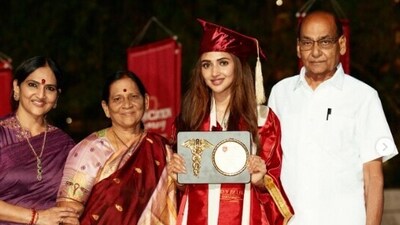 ఎంబీబీఎస్ పట్టా పొందిన తర్వాత ఫ్యామిలీతో శ్రీలీల ఎంబీబీఎస్ పట్టా పొందిన తర్వాత ఫ్యామిలీతో శ్రీలీల