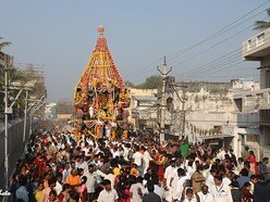 <p>శ్రీ‌వారి రథాన్ని దర్శించిన వారికి జన్మాదిదుఃఖాలు నశించి, మోక్షం లభిస్తుంది. రథస్తుడైన మాధవుడిని దర్శిస్తే పునర్జన్మ ఉండదని అర్చ‌కులు తెలిపారు.రాత్రి 7 నుండి 8 గంటల వరకు అశ్వ వాహనంపై స్వామివారు భక్తులకు దర్శనమివ్వనున్నారు.</p>
