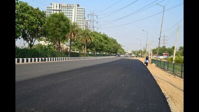 (Representative image) GMDA approved funds and tasked NHAI with repairs after commuters flagged potholes. Authorities say the carriageway is now ready after pipeline leakage was fixed. (HT Archive) (Representative image) GMDA approved funds and tasked NHAI with repairs after commuters flagged potholes. Authorities say the carriageway is now ready after pipeline leakage was fixed. (HT Archive)