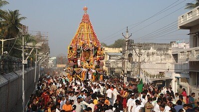 <p>శ్రీవారి రథాన్ని దర్శించిన వారికి జన్మాదిదుఃఖాలు నశించి, మోక్షం లభిస్తుంది. రథస్తుడైన మాధవుడిని దర్శిస్తే పునర్జన్మ ఉండదని అర్చకులు తెలిపారు.రాత్రి 7 నుండి 8 గంటల వరకు అశ్వ వాహనంపై స్వామివారు భక్తులకు దర్శనమివ్వనున్నారు.</p> <p>శ్రీవారి రథాన్ని దర్శించిన వారికి జన్మాదిదుఃఖాలు నశించి, మోక్షం లభిస్తుంది. రథస్తుడైన మాధవుడిని దర్శిస్తే పునర్జన్మ ఉండదని అర్చకులు తెలిపారు.రాత్రి 7 నుండి 8 గంటల వరకు అశ్వ వాహనంపై స్వామివారు భక్తులకు దర్శనమివ్వనున్నారు.</p>