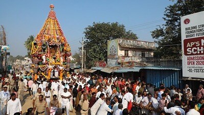 <p>ఉదయం 7.45 గం.లకు శ్రీదేవి, భూదేవి సమేత కల్యాణ వేంకటేశ్వరస్వామివారి రథోత్సవ మహోత్సవం పండుగ వాతావరణంలో ప్రారంభమైంది. వేద మంత్రోచ్చారణలు, మంగళ వాయిద్యాలు, గోవింద నామస్మరణల మధ్య స్వామివారి రథం నాలుగు మాడ వీధులలో మహా వైభవంగా రథయాత్ర సాగింది. రథోత్సవం సందర్భంగా భక్తుల సందడి, విశ్వాసం, ఆనందోత్సాహాలు ప్రత్యేకంగా కనిపించాయి.</p> <p>ఉదయం 7.45 గం.లకు శ్రీదేవి, భూదేవి సమేత కల్యాణ వేంకటేశ్వరస్వామివారి రథోత్సవ మహోత్సవం పండుగ వాతావరణంలో ప్రారంభమైంది. వేద మంత్రోచ్చారణలు, మంగళ వాయిద్యాలు, గోవింద నామస్మరణల మధ్య స్వామివారి రథం నాలుగు మాడ వీధులలో మహా వైభవంగా రథయాత్ర సాగింది. రథోత్సవం సందర్భంగా భక్తుల సందడి, విశ్వాసం, ఆనందోత్సాహాలు ప్రత్యేకంగా కనిపించాయి.</p>