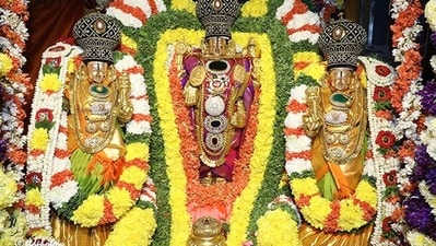 <p>శ్రీ కల్యాణ వేంకటేశ్వరస్వామివారి బ్రహ్మోత్సవాల్లో భాగంగా చివరిరోజైన సోమవారం ఉదయం చక్రస్నానం వైభవంగా జరుగనుంది. ఇందులో భాగంగా ఉదయం 9.00 గం.ల నుండి 09.55 గం.ల మధ్య వేడుకగా స్నపన తిరుమంజనం నిర్వహిస్తారు. అనంతరం ఉదయం 9.55 గం.లకు ఆలయం ఎదురుగా గల పుష్కరిణిలో చక్రత్తాళ్వార్కు శాస్త్రోక్తంగా చక్రస్నానం జరుగనుంది.</p> <p>శ్రీ కల్యాణ వేంకటేశ్వరస్వామివారి బ్రహ్మోత్సవాల్లో భాగంగా చివరిరోజైన సోమవారం ఉదయం చక్రస్నానం వైభవంగా జరుగనుంది. ఇందులో భాగంగా ఉదయం 9.00 గం.ల నుండి 09.55 గం.ల మధ్య వేడుకగా స్నపన తిరుమంజనం నిర్వహిస్తారు. అనంతరం ఉదయం 9.55 గం.లకు ఆలయం ఎదురుగా గల పుష్కరిణిలో చక్రత్తాళ్వార్కు శాస్త్రోక్తంగా చక్రస్నానం జరుగనుంది.</p>