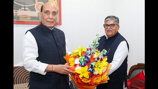 Punjab governor and Chandigarh administrator Gulab Chand Kataria paid a courtesy visit to Union defence minister Rajnath Singh in New Delhi on Sunday. (ANI Photo)