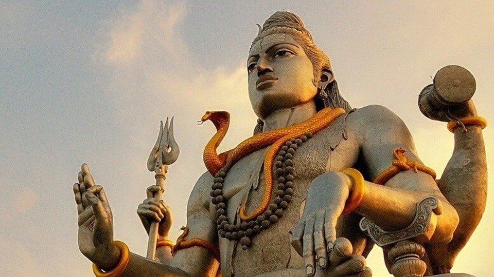আজ রাতে দেবদাদিদেবর আরাধনা করবেন? জেনে নিন শুভ মুহূর্ত এবং পুজোর বিধি