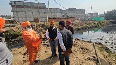 A major concern discussed in the meeting was the large quantity of dung generated daily by dairy complexes. (HT Photo) A major concern discussed in the meeting was the large quantity of dung generated daily by dairy complexes. (HT Photo)