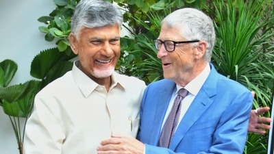 <p>గేట్స్ ఫౌండేషన్ వ్యవస్థాపక ఛైర్మన్ బిల్గేట్స్ ఏపీకి చేరుకున్నారు. బిల్గేట్స్కు చంద్రబాబుతో పాటు డిప్యూటీ సీఎం పవన్, మంత్రులు ఘనస్వాగతం పలికారు. బిల్ గేట్స్ ను సీఎం చంద్రబాబు ఆత్మీయంగా పలికారు. వీరిద్దరి మధ్య నవ్వులు విరిశాయి.</p> <p>గేట్స్ ఫౌండేషన్ వ్యవస్థాపక ఛైర్మన్ బిల్గేట్స్ ఏపీకి చేరుకున్నారు. బిల్గేట్స్కు చంద్రబాబుతో పాటు డిప్యూటీ సీఎం పవన్, మంత్రులు ఘనస్వాగతం పలికారు. బిల్ గేట్స్ ను సీఎం చంద్రబాబు ఆత్మీయంగా పలికారు. వీరిద్దరి మధ్య నవ్వులు విరిశాయి.</p>