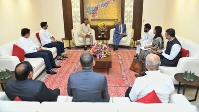 <p>సచివాలయంలో ముఖ్యమంత్రి చంద్రబాబు, డిప్యూటీ సీఎం పవన్ కల్యాణ్, ఐటీ శాఖ మంత్రి నారా లోకేష్ లతో కలిసి బిల్ గేట్స్ బృందం సమావేశమైంది. ఏపీలో గేట్స్ ఫౌండేషన్ చేపట్టిన పలు ప్రాజెక్టులపై చర్చించనున్నారు. రియల్ టైమ్ గవర్నెన్సు కేంద్రాన్ని బిల్ గేట్స్ సందర్శించనున్నారు. రియల్ టైమ్ గవర్నెన్సు విధానాలు, దాని ద్వారా సాధిస్తున్న ఫలితాలను ముఖ్యమంత్రి చంద్రబాబు <a href="https://www.hindustantimes.com/telugu/andhra-pradesh/bill-gates-likely-to-visit-amaravati-in-ap-on-jan-18-and-meet-with-cm-chandrababu-261770223037387.html" target="_blank">బిల్ గేట్స్ </a>కు వివరించనున్నారు.</p> <p>సచివాలయంలో ముఖ్యమంత్రి చంద్రబాబు, డిప్యూటీ సీఎం పవన్ కల్యాణ్, ఐటీ శాఖ మంత్రి నారా లోకేష్ లతో కలిసి బిల్ గేట్స్ బృందం సమావేశమైంది. ఏపీలో గేట్స్ ఫౌండేషన్ చేపట్టిన పలు ప్రాజెక్టులపై చర్చించనున్నారు. రియల్ టైమ్ గవర్నెన్సు కేంద్రాన్ని బిల్ గేట్స్ సందర్శించనున్నారు. రియల్ టైమ్ గవర్నెన్సు విధానాలు, దాని ద్వారా సాధిస్తున్న ఫలితాలను ముఖ్యమంత్రి చంద్రబాబు <a href="https://www.hindustantimes.com/telugu/andhra-pradesh/bill-gates-likely-to-visit-amaravati-in-ap-on-jan-18-and-meet-with-cm-chandrababu-261770223037387.html" target="_blank">బిల్ గేట్స్ </a>కు వివరించనున్నారు.</p>