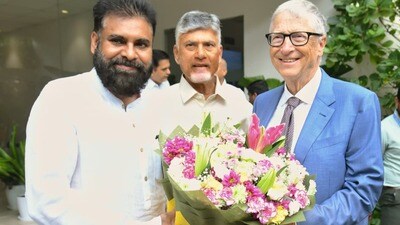 <p>బిల్ గేట్స్ కు ఏపీ డిప్యూటీ సీఎం పవన్ కల్యాణ్ స్వాగతం పలుకుతూ పుష్పగుచ్చం అందించారు.</p> <p>బిల్ గేట్స్ కు ఏపీ డిప్యూటీ సీఎం పవన్ కల్యాణ్ స్వాగతం పలుకుతూ పుష్పగుచ్చం అందించారు.</p>