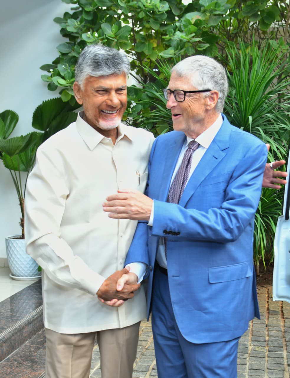 <p>గేట్స్ ఫౌండేషన్ వ్యవస్థాపక ఛైర్మన్ బిల్గేట్స్ ఏపీకి చేరుకున్నారు. బిల్గేట్స్కు చంద్రబాబుతో పాటు డిప్యూటీ సీఎం పవన్, మంత్రులు ఘనస్వాగతం పలికారు. బిల్ గేట్స్ ను సీఎం చంద్రబాబు ఆత్మీయంగా పలికారు. వీరిద్దరి మధ్య నవ్వులు విరిశాయి.</p> <p>గేట్స్ ఫౌండేషన్ వ్యవస్థాపక ఛైర్మన్ బిల్గేట్స్ ఏపీకి చేరుకున్నారు. బిల్గేట్స్కు చంద్రబాబుతో పాటు డిప్యూటీ సీఎం పవన్, మంత్రులు ఘనస్వాగతం పలికారు. బిల్ గేట్స్ ను సీఎం చంద్రబాబు ఆత్మీయంగా పలికారు. వీరిద్దరి మధ్య నవ్వులు విరిశాయి.</p>
