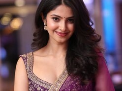 <p>చీరలో మానస వారణాసి బాపుబొమ్మలా మెరిసిపోయింది. కపుల్ ఫ్రెండ్లీ మూవీ సక్సెస్ ను ఎంజాయ్ చేస్తోంది ఈ భామ. </p>