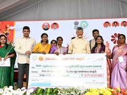 డ్వాక్రా మహిళలతో సీఎం చంద్రబాబు(ఫైల్ ఫొటో)