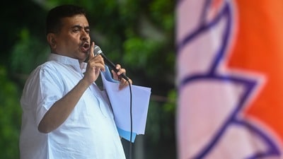পুলিশের দায়িত্ব নিয়ে বড় প্রশ্ন শুভেন্দুর (Hindustan Times) পুলিশের দায়িত্ব নিয়ে বড় প্রশ্ন শুভেন্দুর (Hindustan Times)
