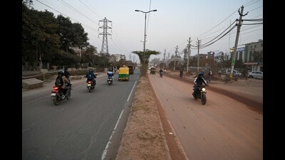 The 3.2 km elevated road proposal will be sent to the Haryana government after feedback from GMRL and NHAI on land needs and coordination with metro work. (Parveen Kumar/HT) The 3.2 km elevated road proposal will be sent to the Haryana government after feedback from GMRL and NHAI on land needs and coordination with metro work. (Parveen Kumar/HT)