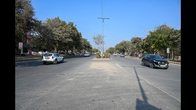 Key cuts near Sectors 39, 44, 46, 47 and Jharsa to close. Plan aims to route vehicles via service roads and reduce congestion on the main carriageway. (Parveen Kumar/HT) Key cuts near Sectors 39, 44, 46, 47 and Jharsa to close. Plan aims to route vehicles via service roads and reduce congestion on the main carriageway. (Parveen Kumar/HT)