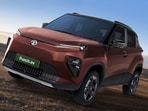 The design of daytime running lights (DRLs) and headlight setup remains identical to the outgoing model. 